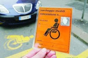 Occupa il posteggio diversamente abili: denunciata e multata