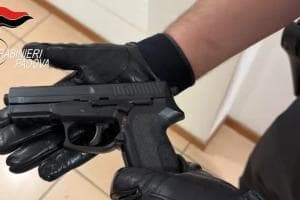 Litiga alla cassa ed estrae la pistola