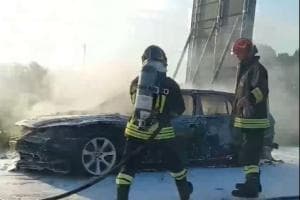 Auto divorata dalle fiamme a Taglio di Po