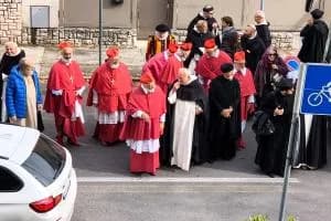 Un'invasione di cardinali, preti e frati in pieno centro