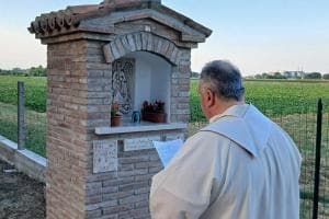 Il nuovo capitello torna a splendere
