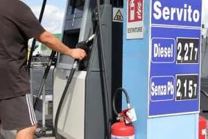 Alla pompa i prezzi galoppano
