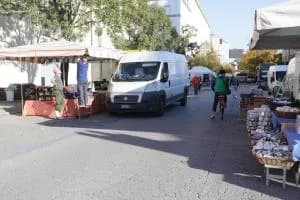 Arrivano le bancarelle, cambia la viabilità