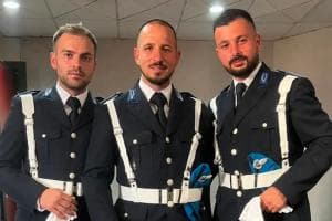 Salvano una bimba in auto sotto al sole