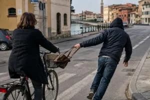 Ruba la borsa dalla bici inseguito dai giovani