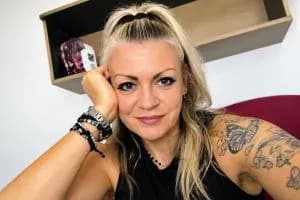 Laura si sente male e muore all'improvviso