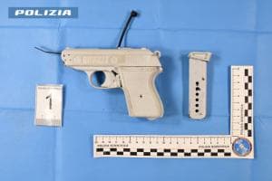 Fabbrica armi e mette tutto sui social: arrestato