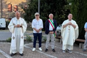 Il paese si riunisce attorno alla chiesa