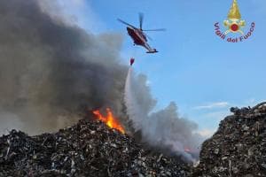 Fiamme in discarica, paura a Marghera