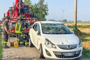 Auto nel fosso, operazione recupero