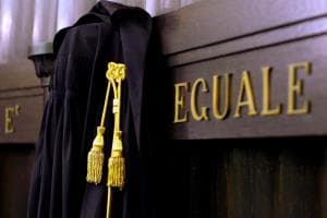 Figli a casa, lei al bar: a processo
