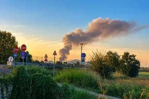 Incendio a Solesino, fumo visibile sino a Rovigo