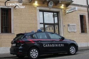 Si finge un agente segreto e la sfrutta per mesi