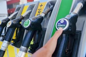 Benzina sotto i due euro: da oggi scatta il tetto Eni, ecco quanto si può risparmiare