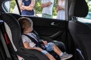 Bimbo di due anni resta chiuso in auto, salvato