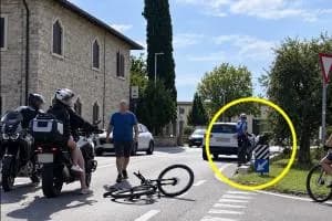 Litiga e investe un ciclista con l’auto