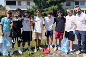 Donzella, i ragazzi puliscono il parco