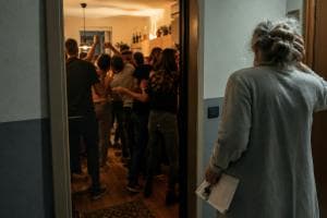 “In venti nel mini appartamento”