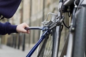 Decine di bici e monopattini rubati: arrestato