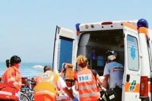 Infarto in spiaggia, muore una donna
