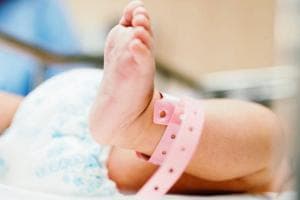Rende disabile il figlio per soldi: condannato