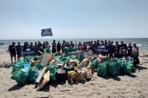 Da Madrid per pulire la spiaggia