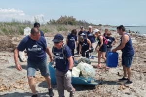 Scatta la grande pulizia della spiaggia