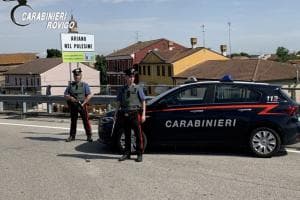 Minori armati di mannaia, forbici e catene