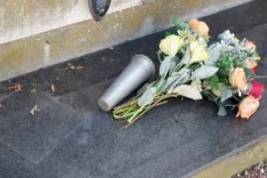 Tombe devastate, rabbia e indagini
