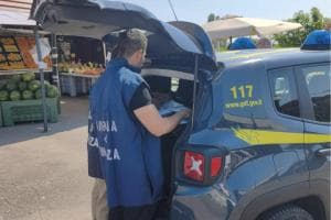Aliminenti scaduti o non sicuri, sequestri e multe
