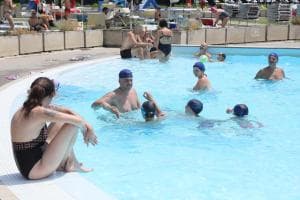 Un tuffo in piscina per sfuggire dall'afa