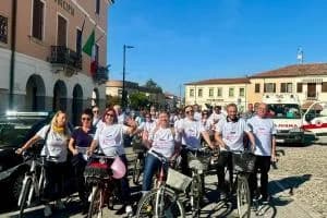 Biciclettata colorata di rosa
