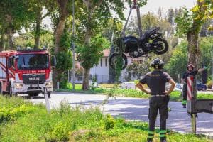 Tremendo schianto, motociclista grave e statale chiusa