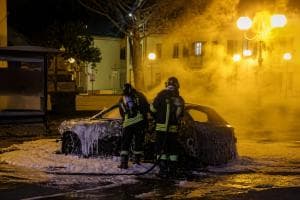 Fiamme, paura e sospetti a due passi dal Municipio