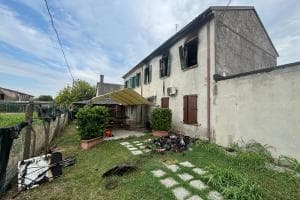 Fiamme nella notte, paura per una famiglia