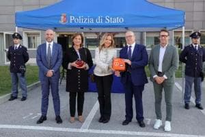 Quattro defibrillatori per la polizia