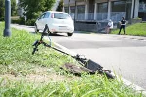 Scontro tra auto e monopattino, ferita una persona