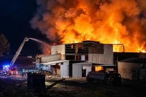 Una lunga notte di lotta contro le fiamme