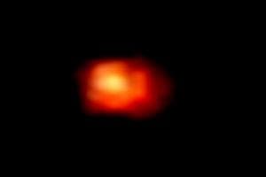 Globo rosso nel cielo stellato