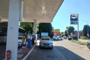Il prezzo va giù, assalto ai distributori Eni