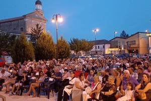 Il teatro si prende l’intera piazza