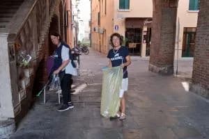 Sacchi di rifiuti e mozziconi