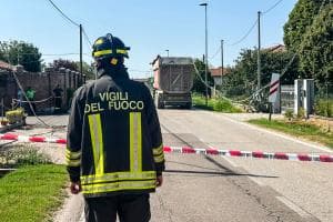 Rimorchio trancia la linea elettrica: strada chiusa