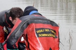 Auto si inabissa nel fiume, recuperato un corpo