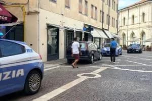 Lite e urla da una casa, arrivano in forze