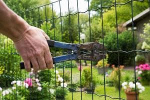 I ladri tagliano le rete e distruggono i sensori di allarme