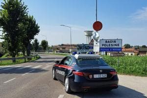 Ladro preso mentre entra in casa