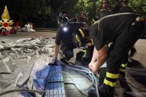 Fiume in piena, scatta la missione di soccorso dei vigili del fuoco