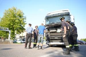 Auto contro camion, paura e soccorsi