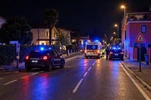 Ucciso mentre attraversava la strada